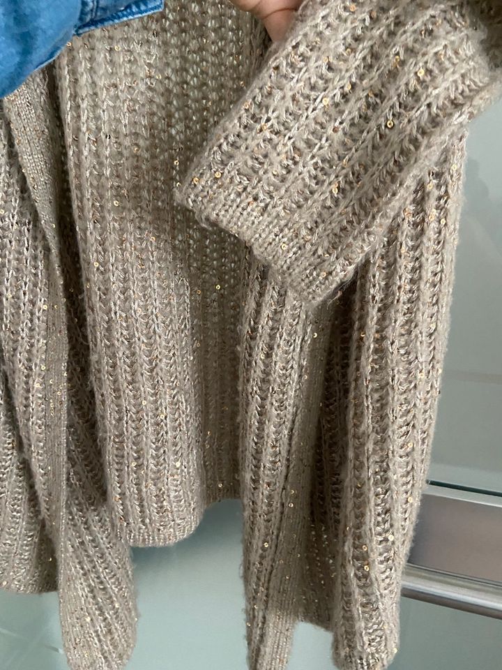 Lange Strickjacke Cardigan Gr. XS creme mit gold Pailletten in Gevelsberg