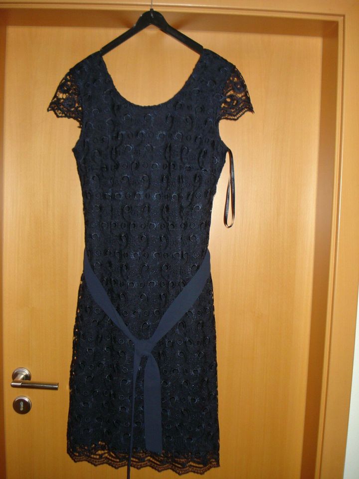 Kleid S.Oliver dunkelblau, Spitze mit Unterkleid, Gr. 38 in Jevenstedt