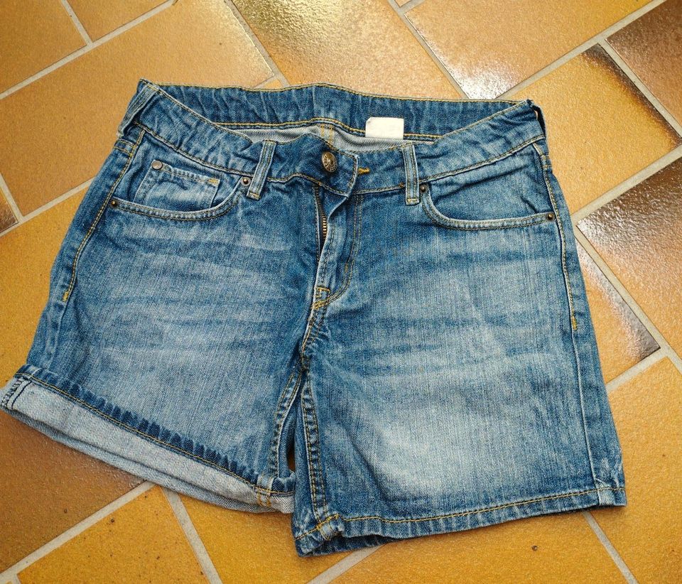 Mädchen Jeans Hose/ kurz/ Capri/Shorts in Größe 152 in Neukirchen