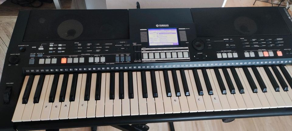 Keyboard Yamaha PSR S550 mit Ständer in Siegen