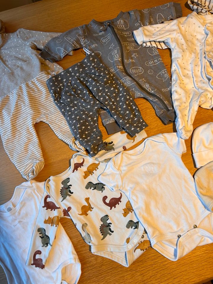 Baby/Neugeborene Kleidungspaket 50/56 in Malente