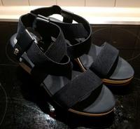 Super coole originale Hilfiger Damenschuhe zum Verkauf Berlin - Marzahn Vorschau