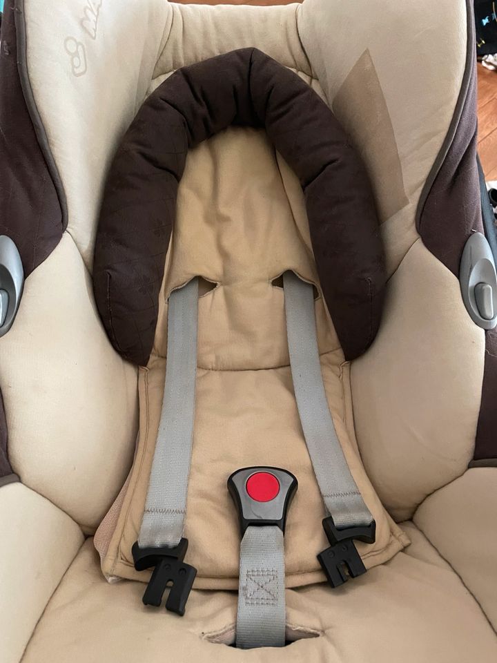 Maxi Cosi + Isofix-Station + Neugeborenen-Einsatz in Stuttgart