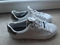Tommy Hilfiger Sneaker nie getragen neu Damen Gr 38 weiß grün Niedersachsen - Gifhorn Vorschau