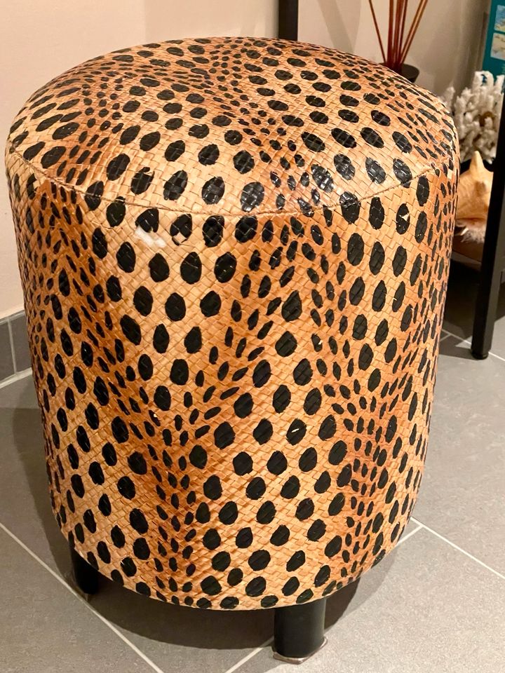 Hocker im Afrika-Design in Idstein