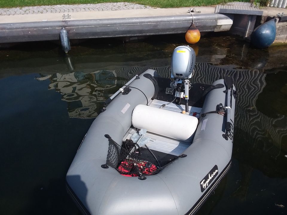 Schlauchboot mit Motor und Fischfinder in Waren (Müritz)