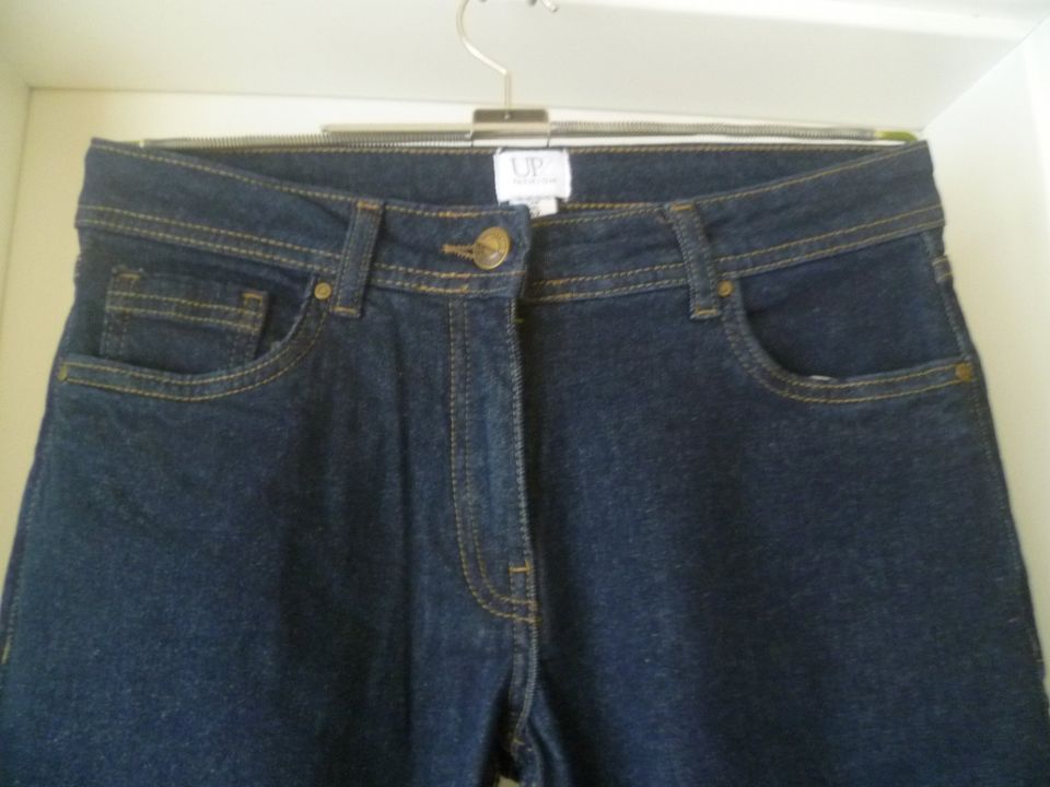 Jeans Damenjeans 38 dunkelblau Straight Fit **NEU** in Eltville
