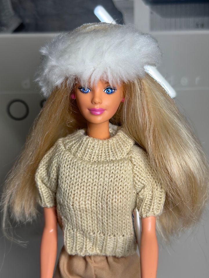 Vintage Barbie aus 90er, Mattel 1966 mit gestricktem Pulli in Braunschweig