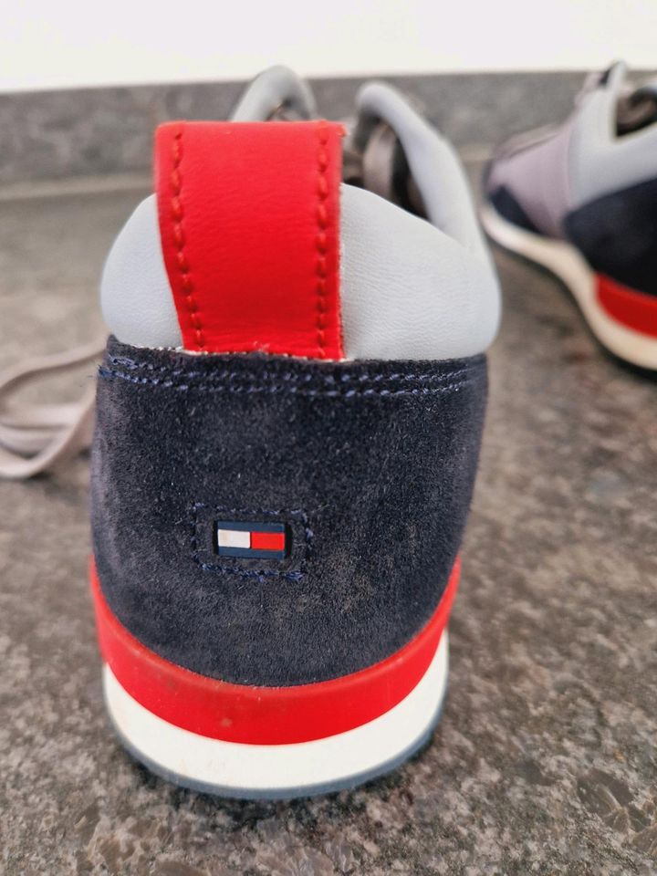 Tommy Hilfiger Sneaker Gr. 44 Schuhe grau blau rot in Lippstadt