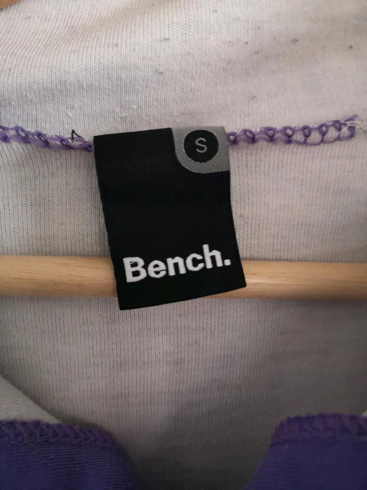 Schöne Strickjacke, violett, Bench, Größe S in Düsseldorf