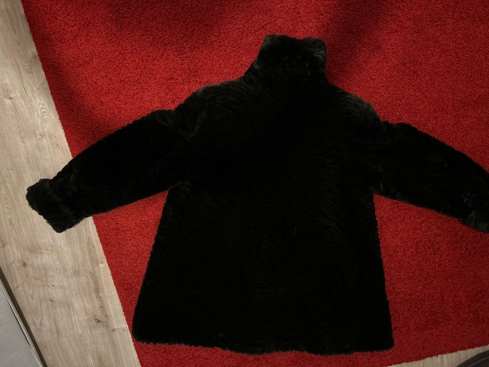 Jacke fakefur dunkelbraun mit coolem Ausbrenner in Uedem