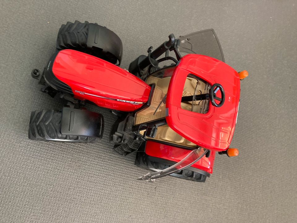 Bruder Traktor Case in Rot in Trebur