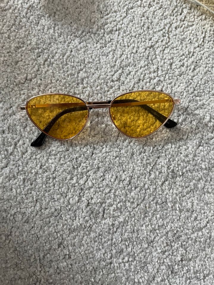 Sonnenbrille mit gelben Gläsern in Bremen