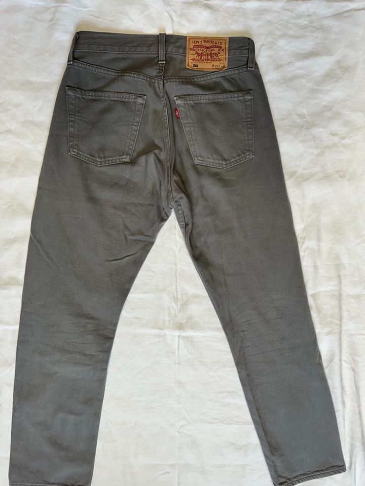 Levi’s 501 Jeans grau W 29 L30 in Frankfurt am Main
