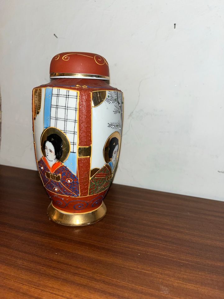 Asiatische Vase mit Deckel in Erlangen