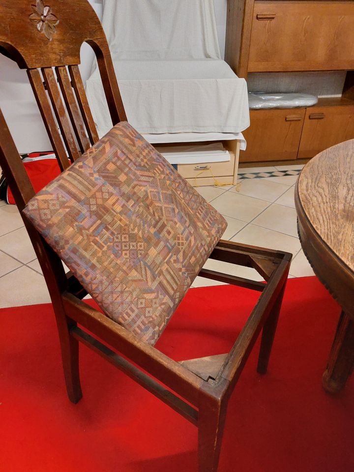 Holzmöbel Tisch 4 Stühle Antik zum Restaurieren in Kiel