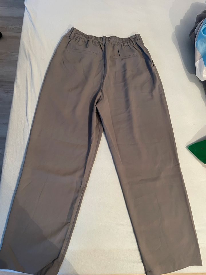 Halara Hose size M (regular) in Gärtringen