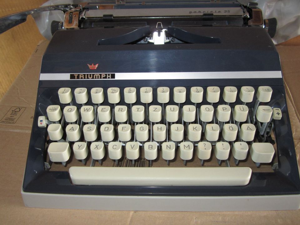 Alte Schreibmaschine, Triumph Gabriele 35, nostalgisch in Erbach