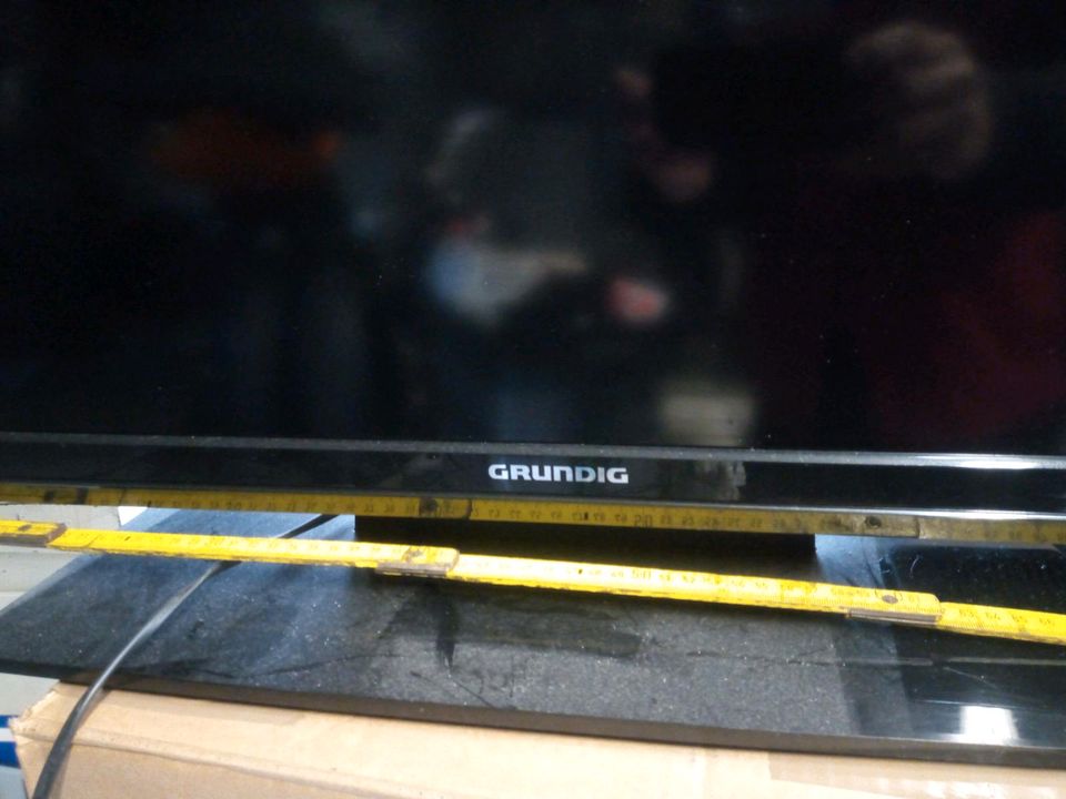 Grundig Flachbildschirm 90 cm breit def in Zickeritz