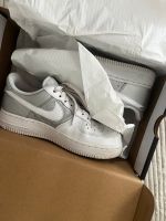 Sonderedition Nike Air Force 1 in weiß metallic Silber Bayern - Würzburg Vorschau