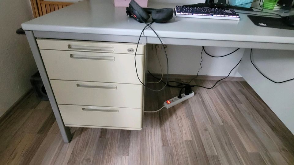 Büro Schreibtisch 180×80 mit Kabelkanalsystem in Duisburg