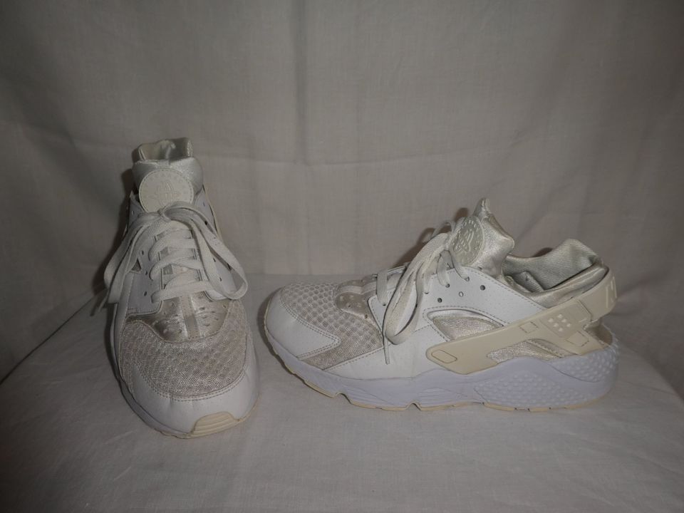 Ausgefallene Sneaker von NIKE AIR Huarache in Gr. 44 in Pohlheim