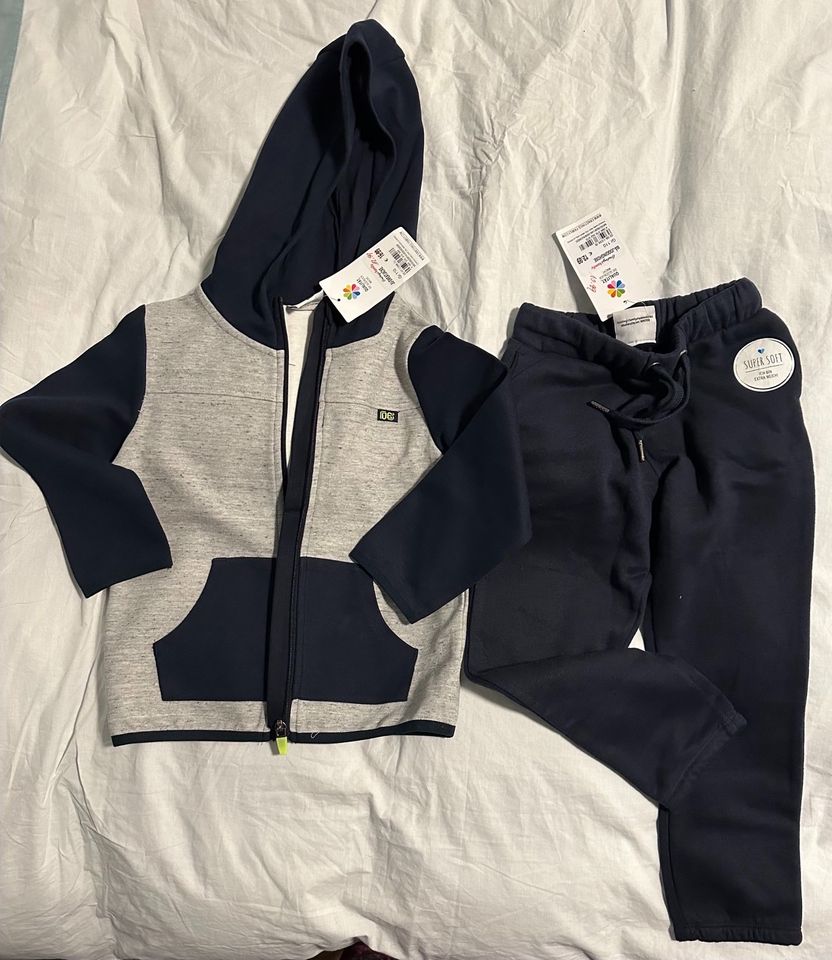 Neues Set Sweatjacke und Jogginghose Gr 110 in Berlin