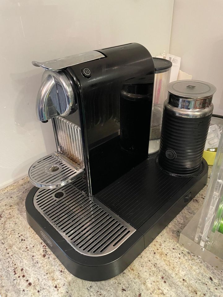 Nespresso Maschine mit Milchaufschäumer, an Bastler in Essen