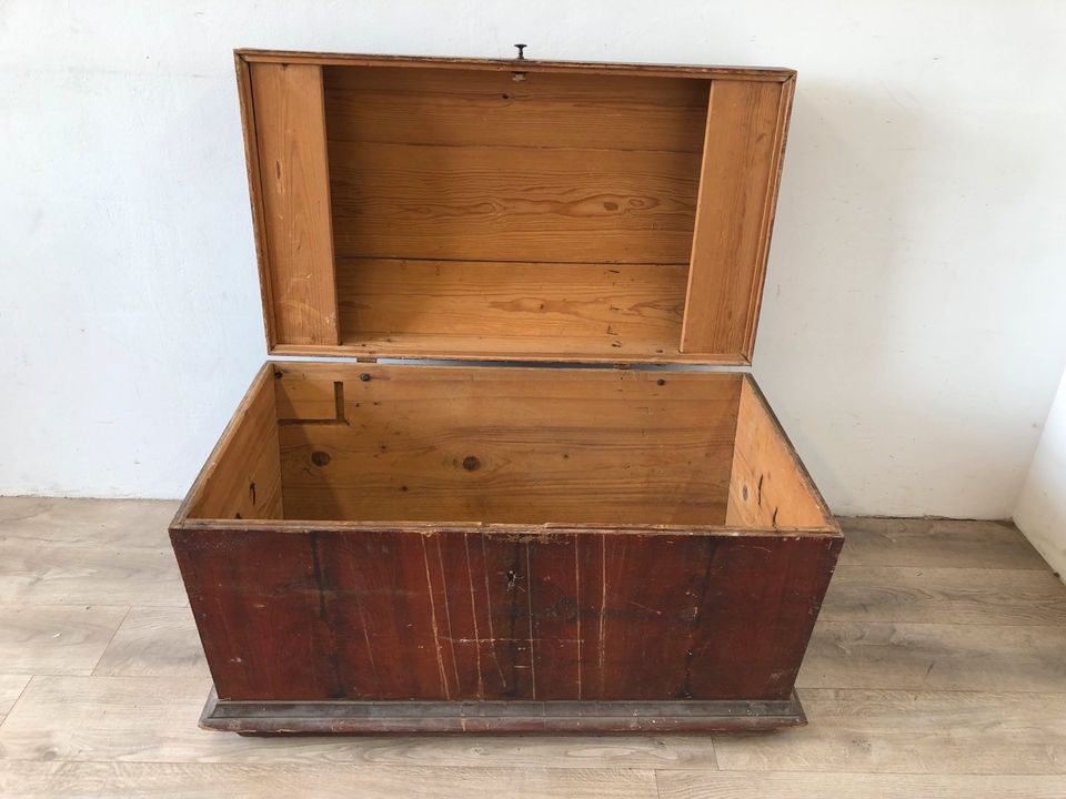 #A Runddeckeltruhe Truhe Kiste Holz Antik Eisenbeschläge rot Box in Burgstädt