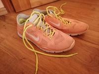 Leichte Turnschuh Nike in leuchtendem Orange Gr. 40 Sachsen - Bannewitz Vorschau