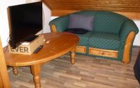 Kleine zweisitzige Couch mit passenden Beistelltisch. Nordrhein-Westfalen - Bedburg-Hau Vorschau