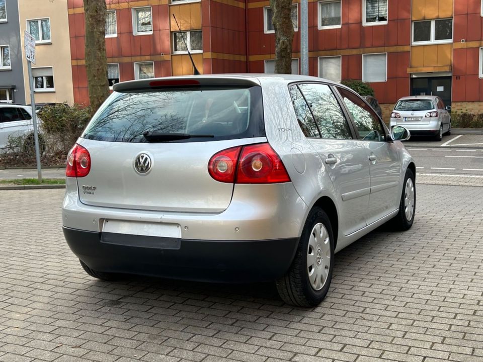 Volkswagen Golf V Lim. Tour/2.HAND/TÜV/PDC/TEMPOMAT/SHZ/KLI in Essen