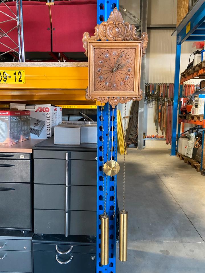 Pendelschlag Wanduhr Holz alt antik geschnitzt mit Gewichten in München