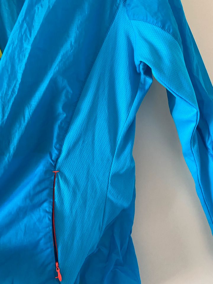 Windjacke blau und leicht in München