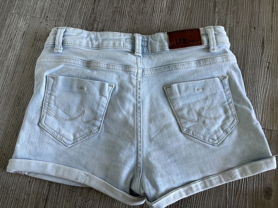 TOP Jeansshorts LTB hellblau Größe 152 in Bocholt