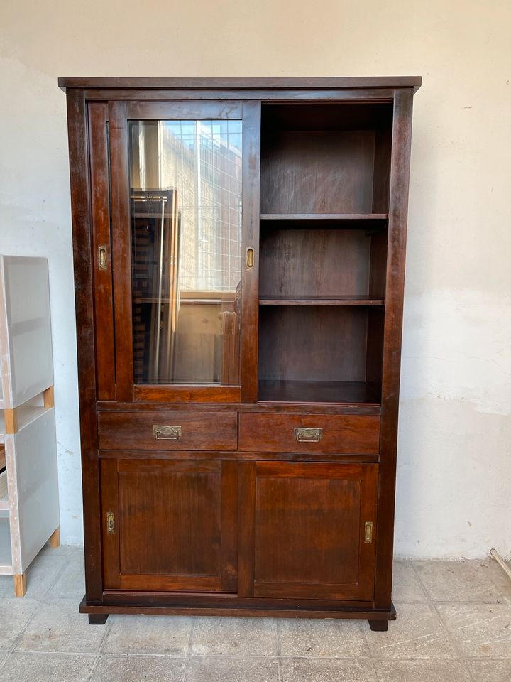 Schrank Kolonial Stil dunkel Vitrine in Halle