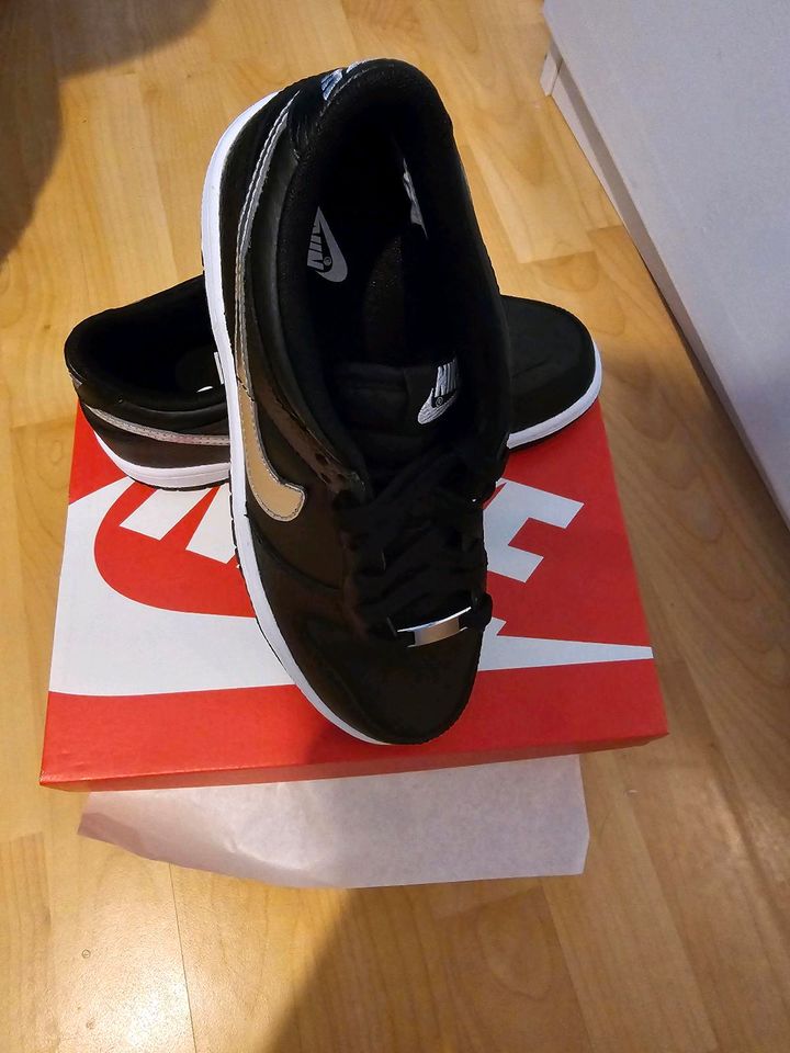 Ich bitte euch NIKE  DUNK LOW  GS  DIE SCHUHE SIND NAGEL  NEUE  D in Berlin