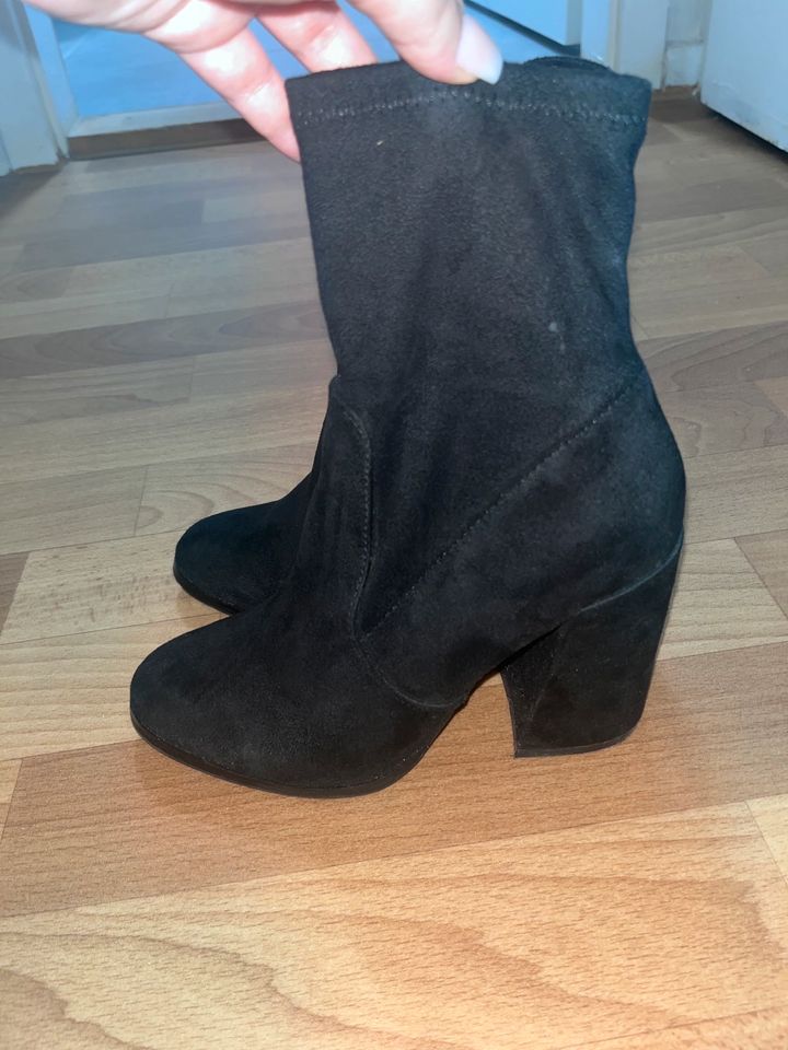 Hochhackige Stiefel aus samt in Berlin