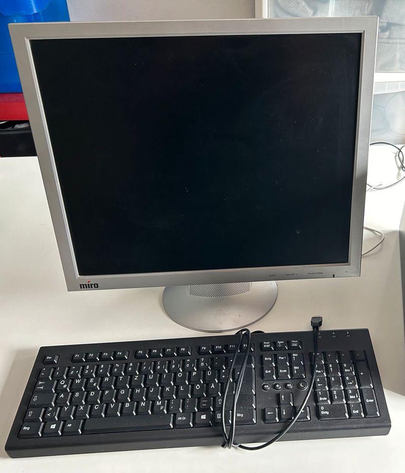 HP PC mit Tastatur und Bildschirm in Mainz