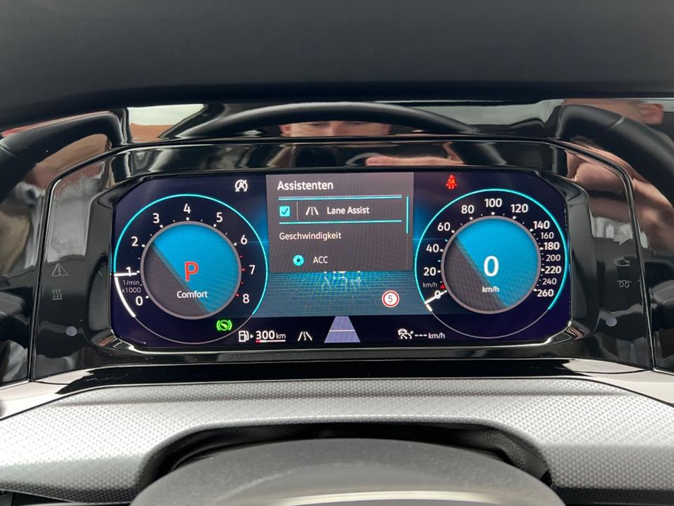 Volkswagen Golf VIII 1.5 eTSI/LED/AHK/Pano/Standh/ACC/R-Kam in Hünfeld