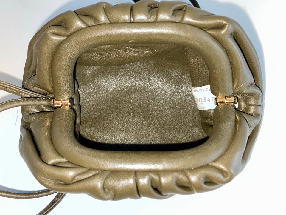 Bottega Veneta Pouch Coin oliv Leder in Simmozheim