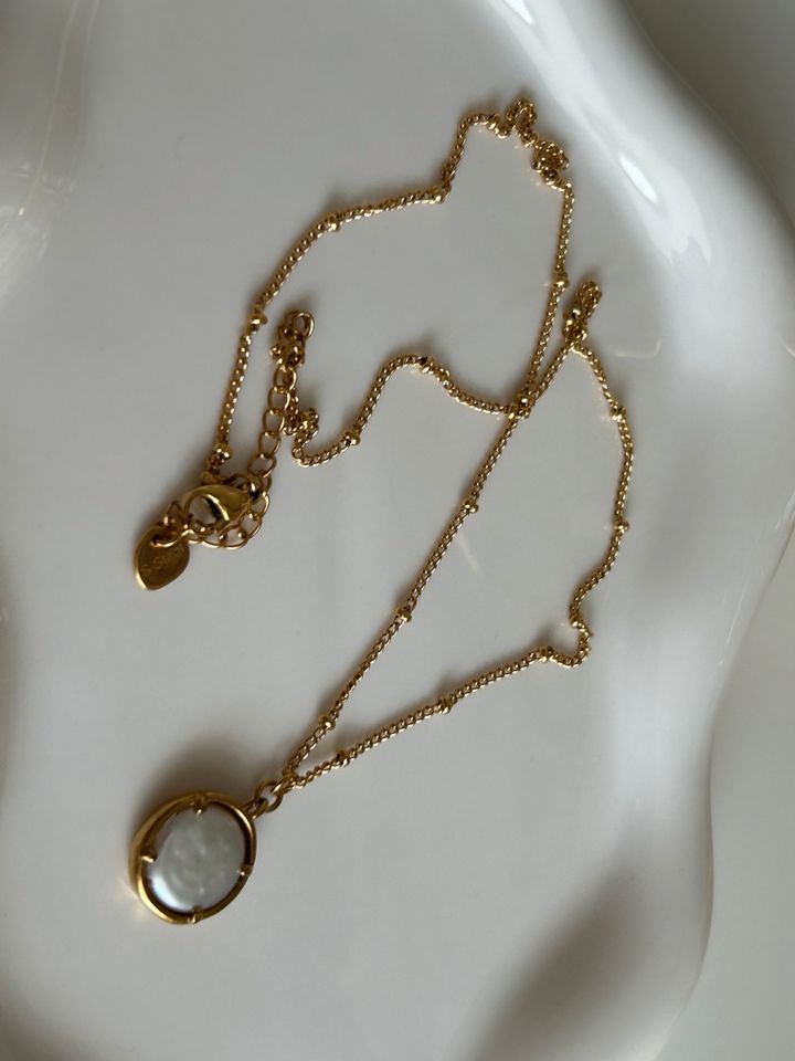 Perlen Halskette aus Edelstahl mit 18K vergoldet in Berlin