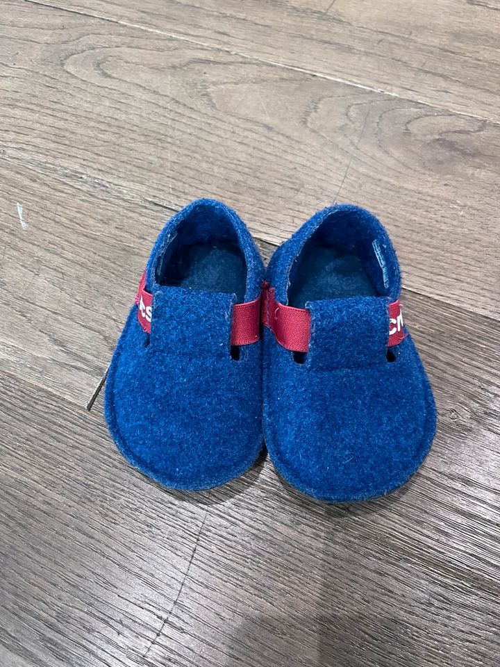 Crocs Hausschuhe blau/rot C5 in Rülzheim