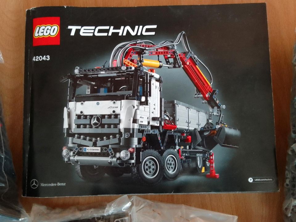 LEGO Technik 42043 Mercedes-Benz Arocs VOLLSTÄNDIG in Berlin