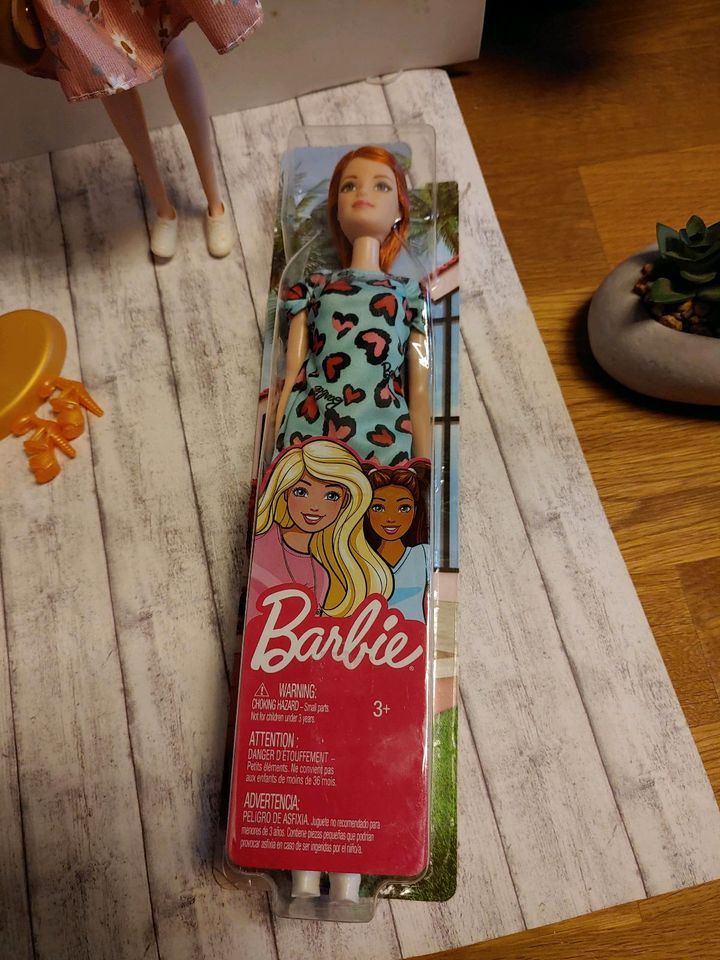 Neue Barbie Fashionista mit zusätzlicher Kleidung in Nettetal