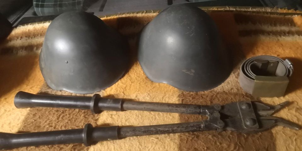 DDR Stahlhelm Nieten Helm BW Koppelschloss Drahtschere NVA Armee in Göda