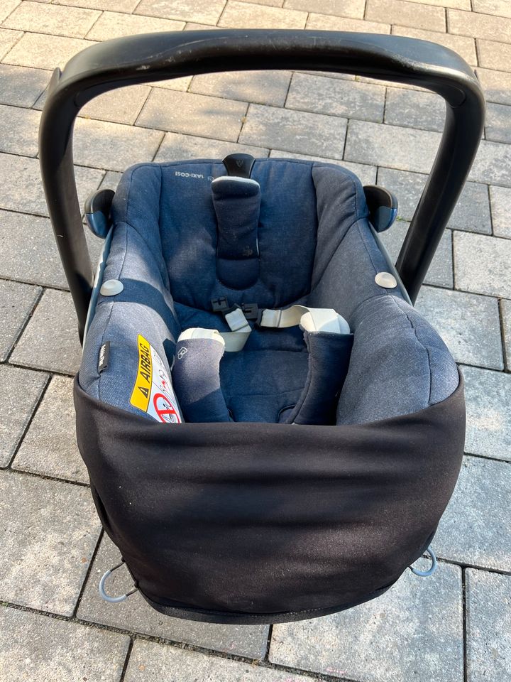 Maxi Cosi Pebble Plus Babyschale Autositz mit Babyeinsatz in Ingersheim