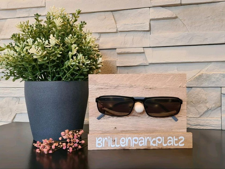 Brillenhalter aus Holz in Aerzen