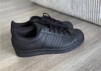 Schwarze Adidas Superstar Größe 36 2/3 Niedersachsen - Schiffdorf Vorschau