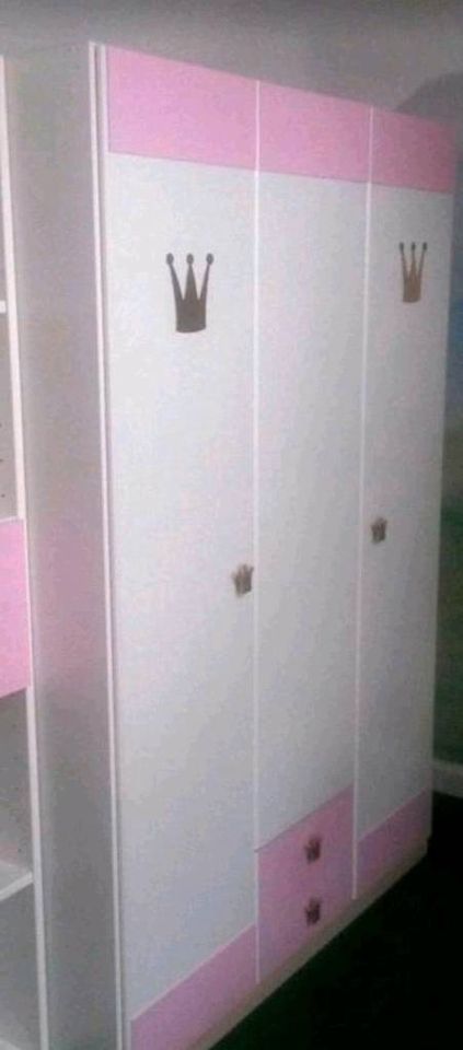 Prinzessin Kinderbett mit Kleiderschrank in Marienhafe